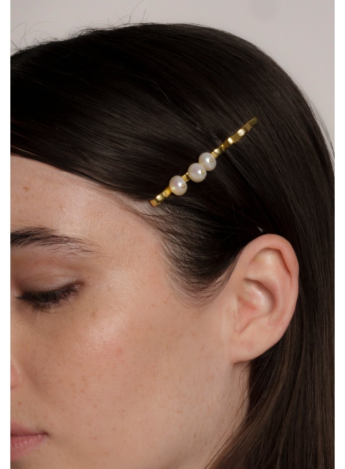 Horquilla dorada con perlas