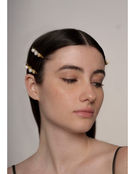 Horquilla dorada con piedras blancas