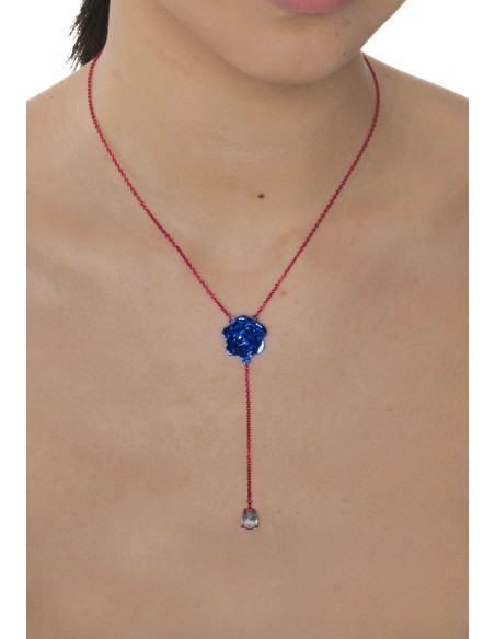 Collar largo con rosa azul y cadena roja