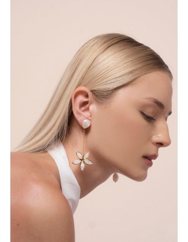 Boucles d'oreilles en or avec fleur de nacre