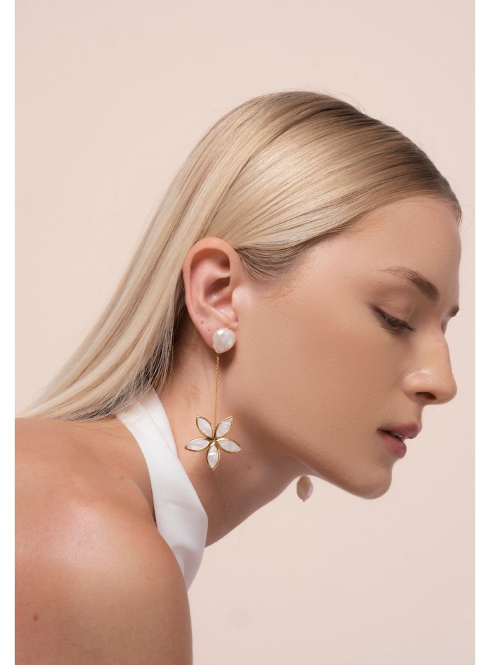Golden earrings with mother-of-pearl flower