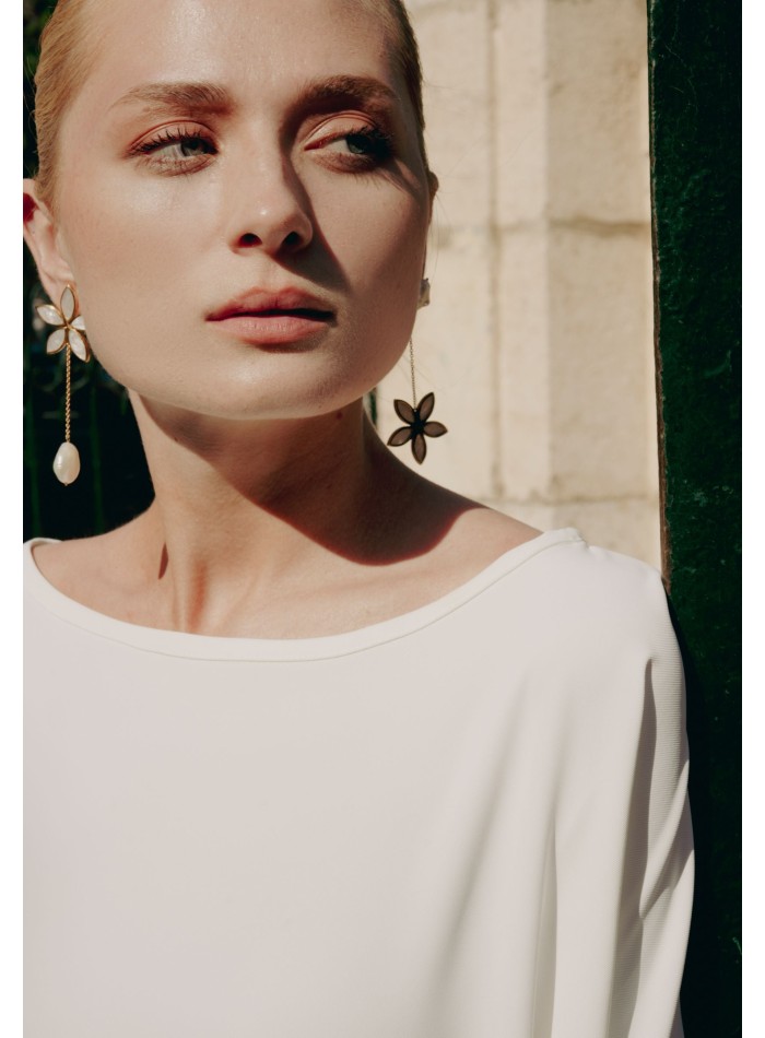 Golden earrings with mother-of-pearl flower