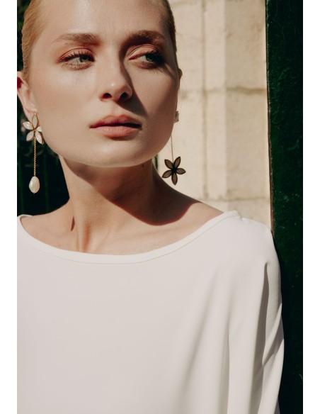 Boucles d'oreilles en or avec fleur de nacre