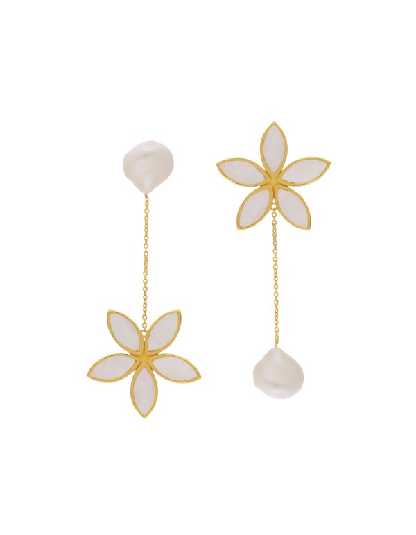 Pendientes dorados con flor de nácar 2