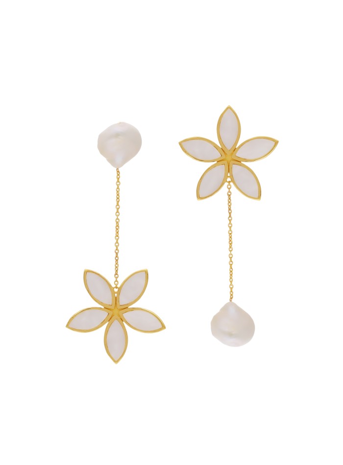 Pendientes dorados con flor de nácar