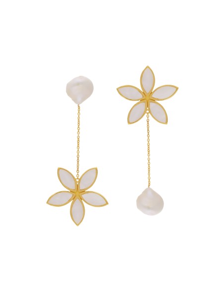 Pendientes dorados con flor de nácar