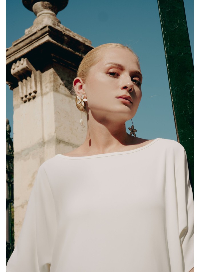 Golden earrings with mother-of-pearl flower