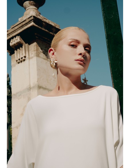 Golden earrings with mother-of-pearl flower
