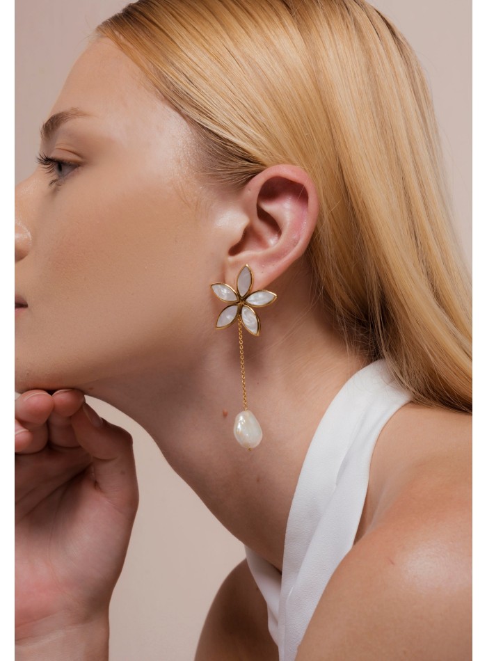 Golden earrings with mother-of-pearl flower