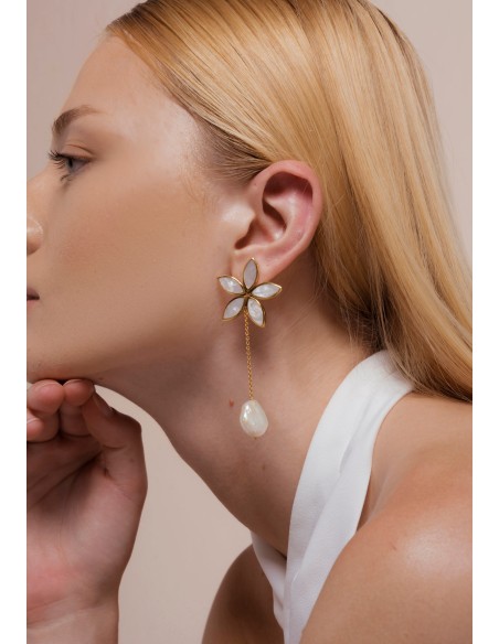 Pendientes dorados con flor de nácar