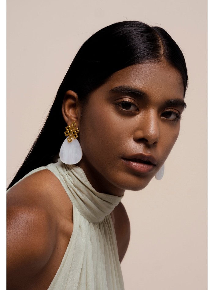 Boucles d'oreilles en nacre avec nœud sans fin