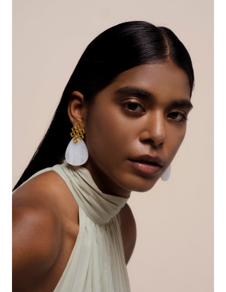 Boucles d'oreilles en nacre avec nœud sans fin