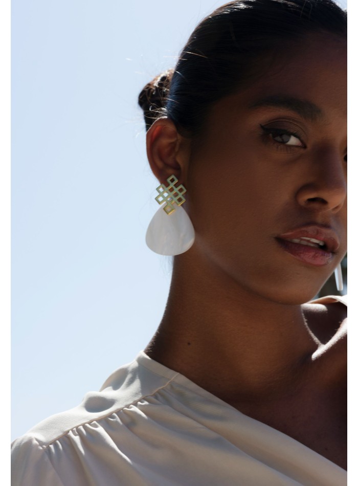 Boucles d'oreilles en nacre avec nœud sans fin