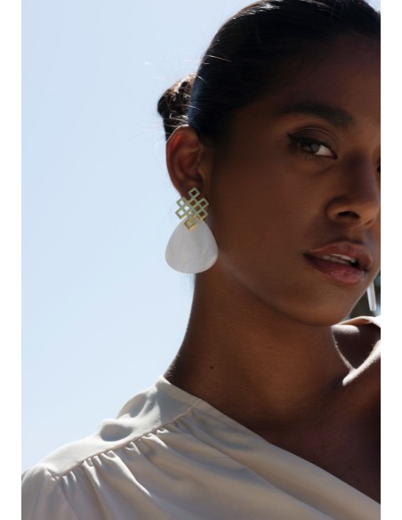 Boucles d'oreilles en nacre avec nœud sans fin