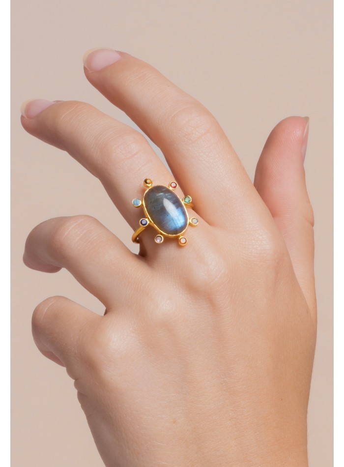 Bague réglable en plaqué or avec une grosse...