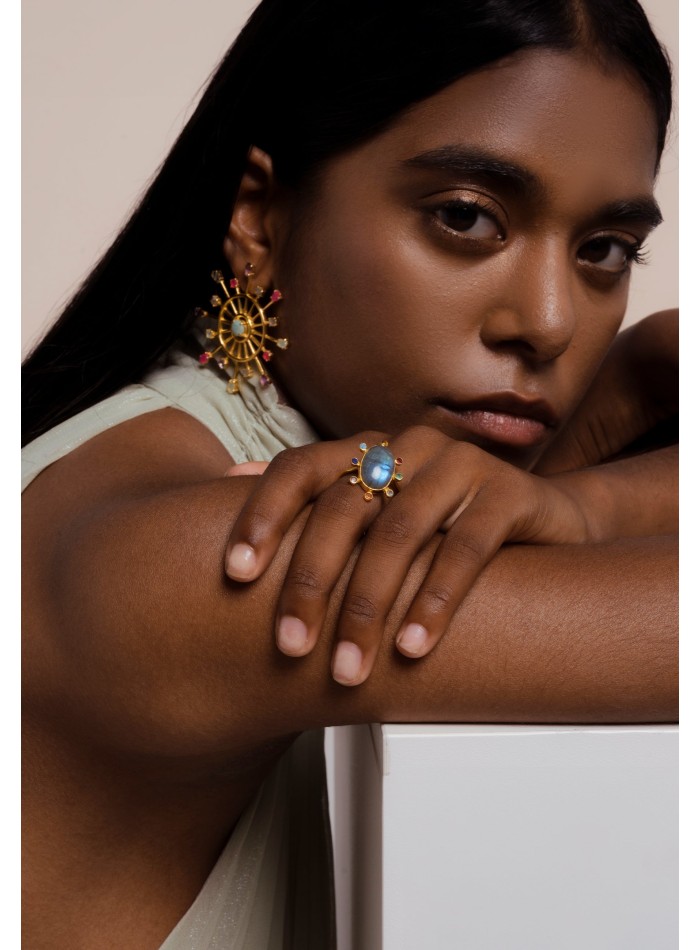 Adjustable golden ring with large central stone