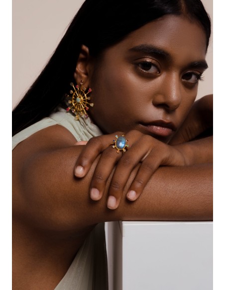 Anillo dorado ajustable con piedra grande central para invitada