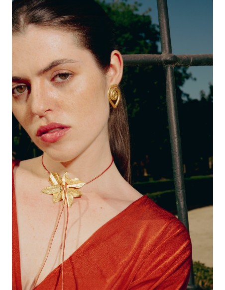 Collar dorado en forma de flor de loto
