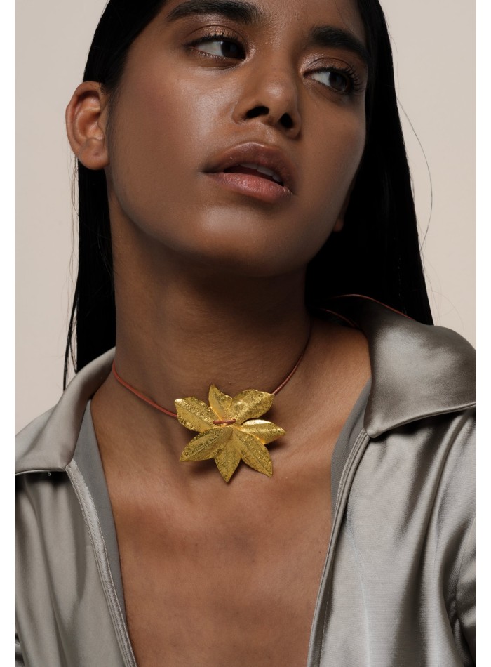 Collier en or en forme de fleur de lotus