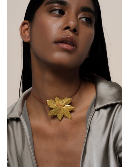 Collar dorado en forma de flor de loto