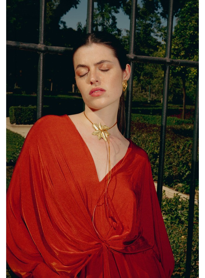 Collar dorado en forma de flor de loto