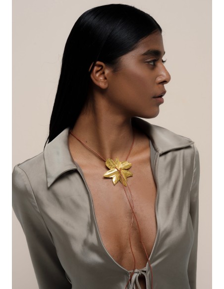 Collar dorado en forma de flor de loto