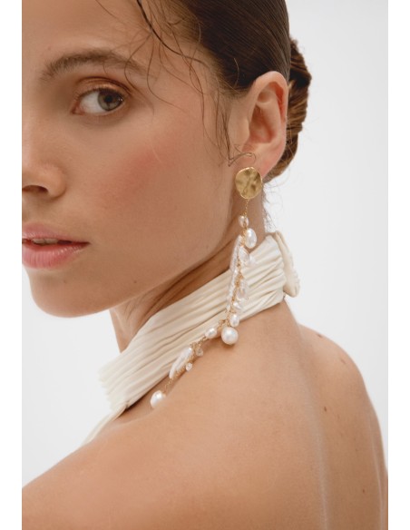 Pendientes largos dorados de perlas