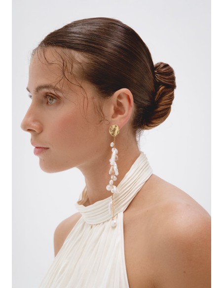 Pendientes largos dorados de perlas