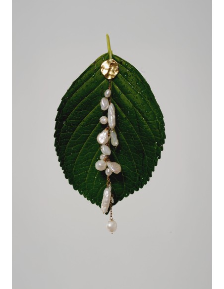 Pendientes largos dorados de perlas