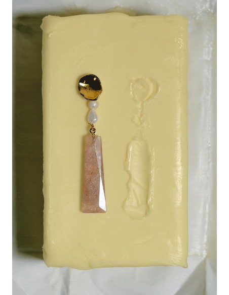 Pendientes largos con perlas y cuarzo rosa