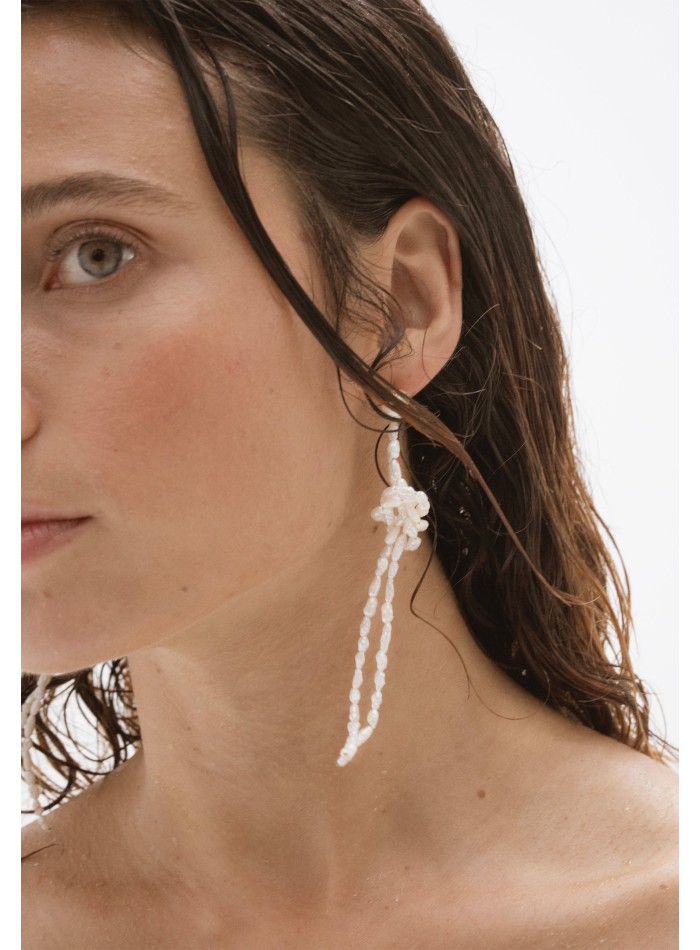 Longues boucles d'oreilles en perles avec nœud