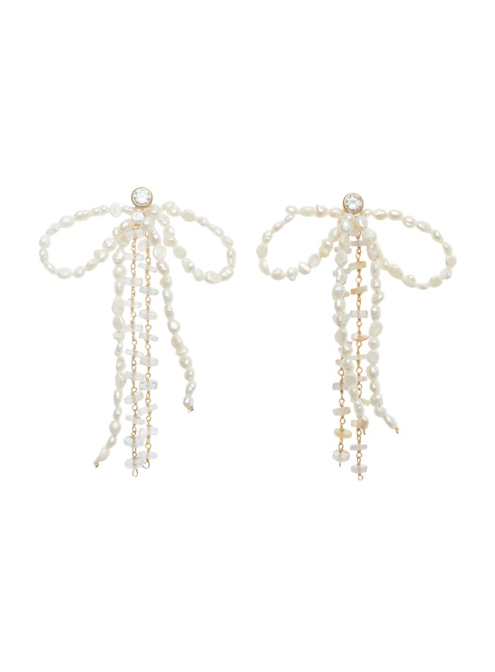 Loop-shaped earrings with pearls