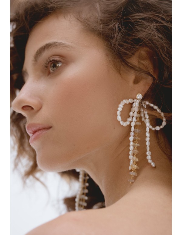 Loop-shaped earrings with pearls 2