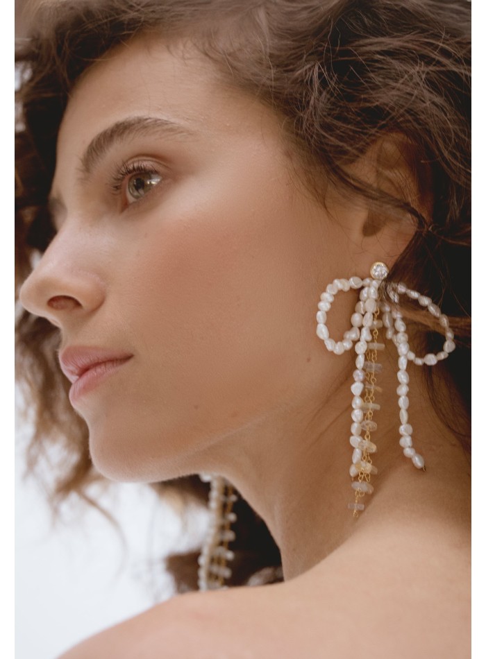 Loop-shaped earrings with pearls