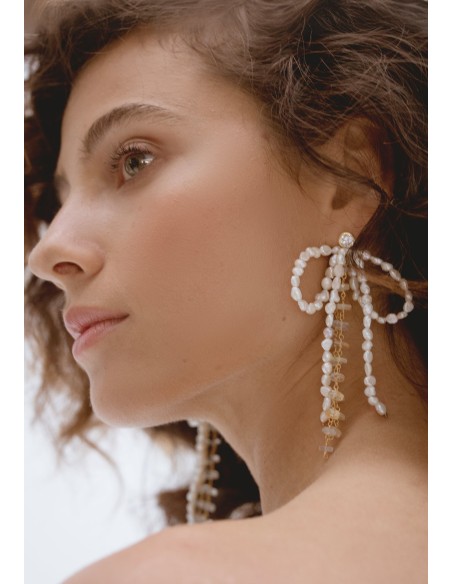 Loop-shaped earrings with pearls
