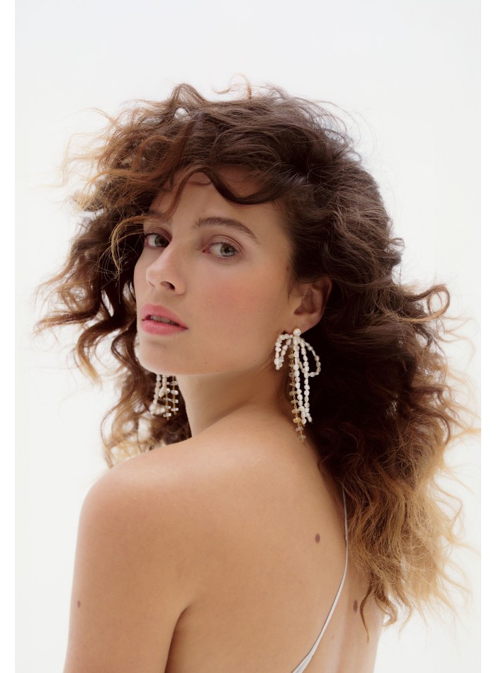 Pendientes en forma de lazo con perlas