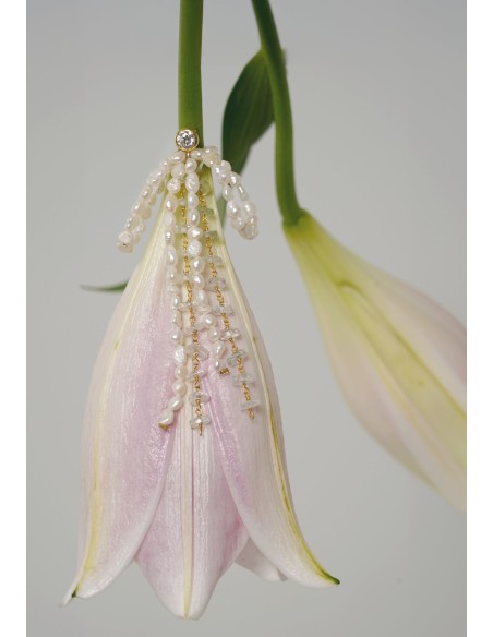 Loop-shaped earrings with pearls