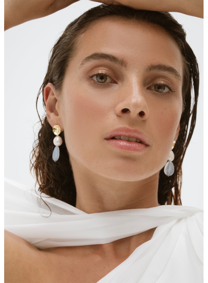 Earrings with pearls and light blue stones