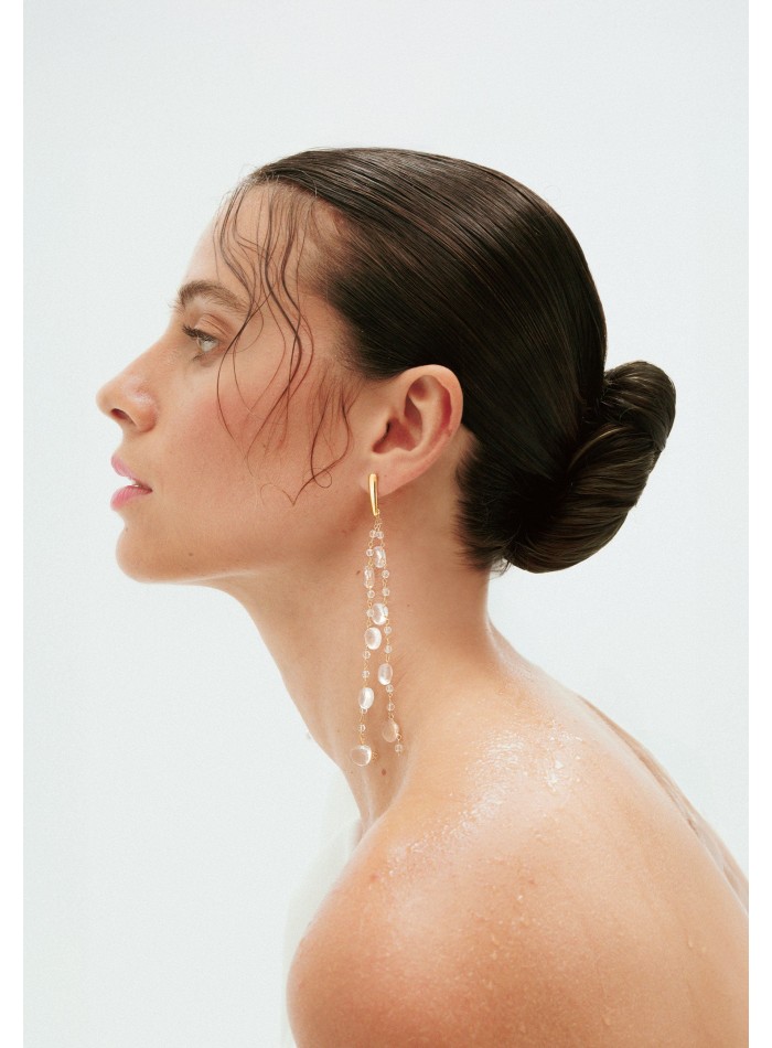 Longues boucles d'oreilles dorées avec cristaux