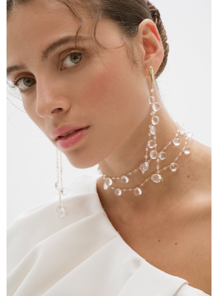 Longues boucles d'oreilles dorées avec cristaux