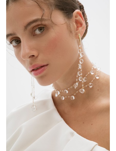 Longues boucles d'oreilles dorées avec cristaux