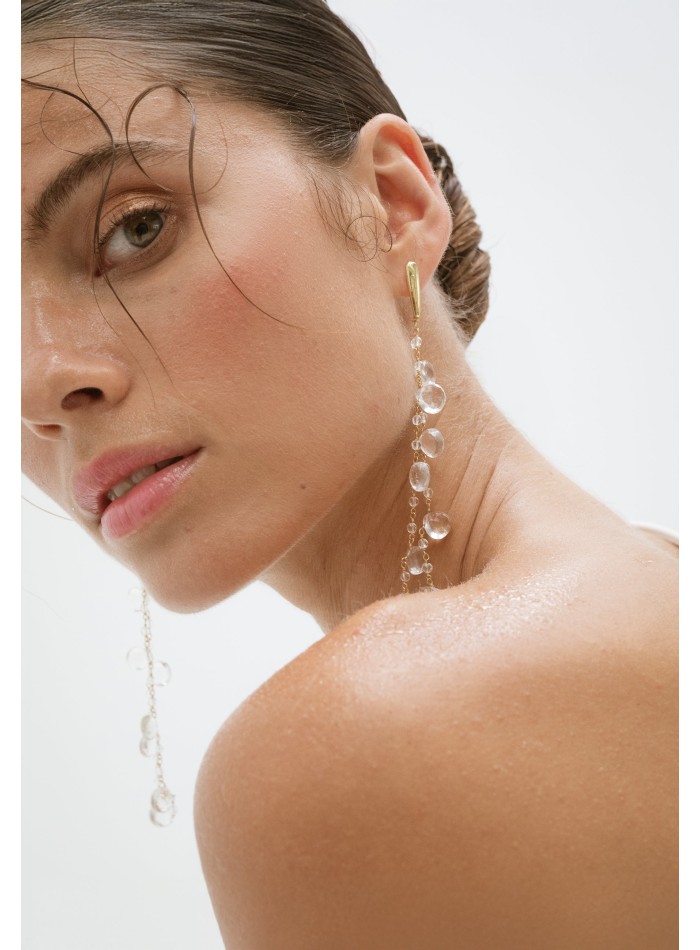 Longues boucles d'oreilles dorées avec cristaux