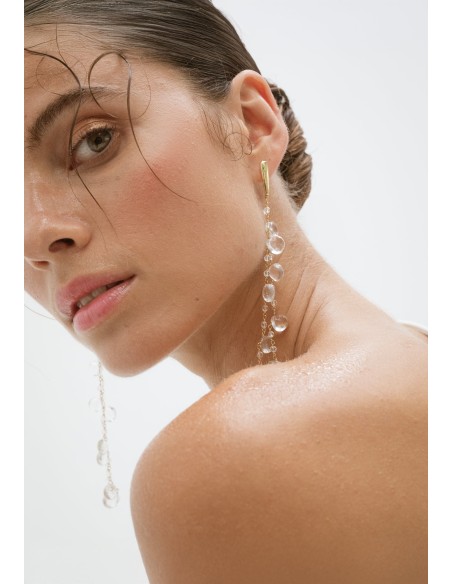Longues boucles d'oreilles dorées avec cristaux