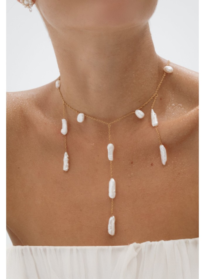 Collar dorado con colgantes de perlas