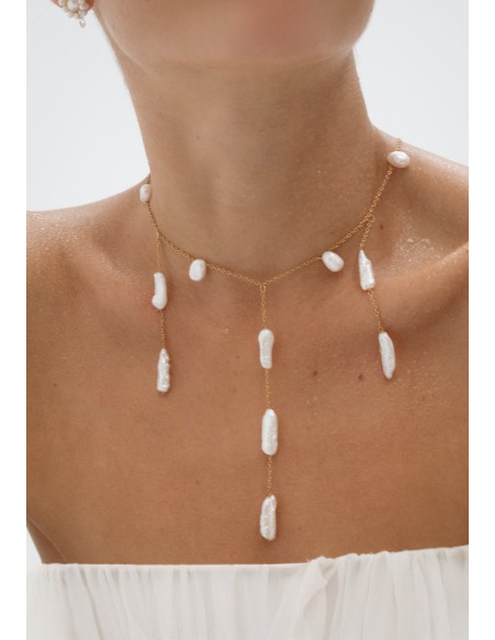 Collar dorado con colgantes de perlas