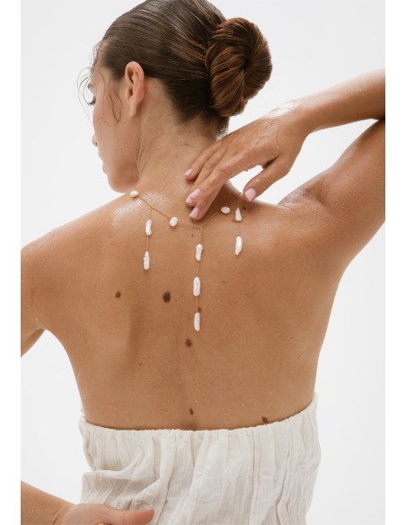 Collar dorado con colgantes de perlas