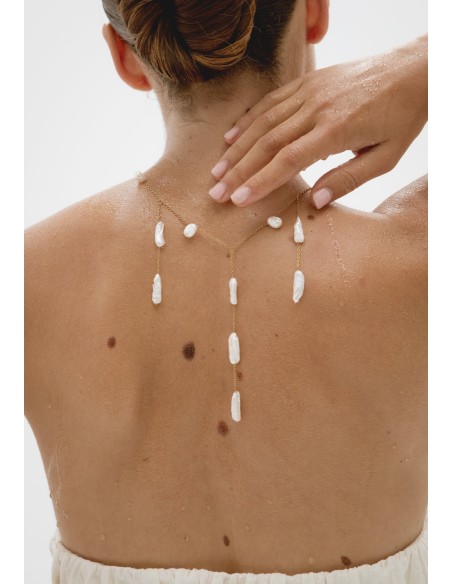 Collar dorado con colgantes de perlas