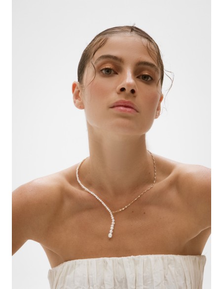 Collar largo con perlas y circonitas