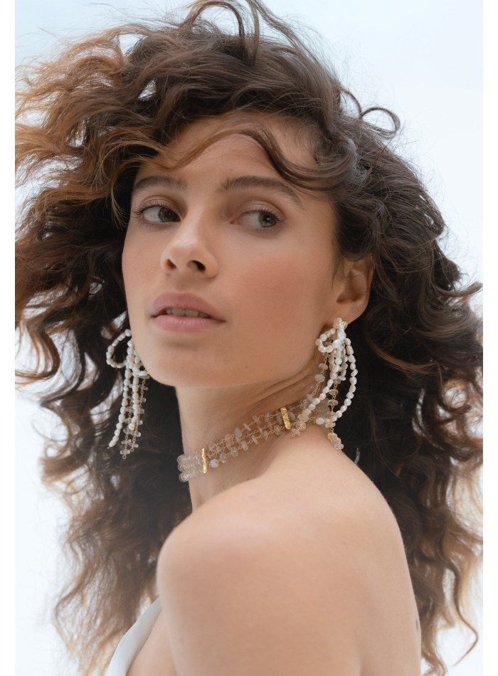 Choker de piedraluna con detalles dorados