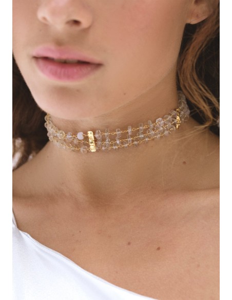 Choker de piedraluna con detalles dorados
